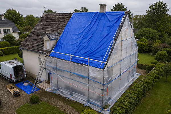 Maison sécurisée en Grand Est après une fuite de toiture : bâchage de couverture, échafaudage et protection de façade pour éviter l'aggravation des dégâts.