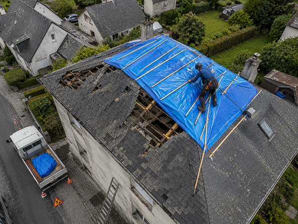 Recevez gratuitement plusieurs estimations de couvreurs qualifiés afin de protéger votre habitation et limiter les dégâts causés par l'eau — intervention bâche toiture urgence