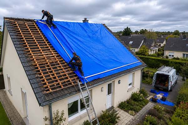 Urgence fuite toiture en Grand Est : mise en place d'une bâche de protection provisoire par des couvreurs qualifiés. Une solution rapide pour sécuriser la toiture après une tempête, des tuiles envolées ou un sinistre lié aux intempéries.